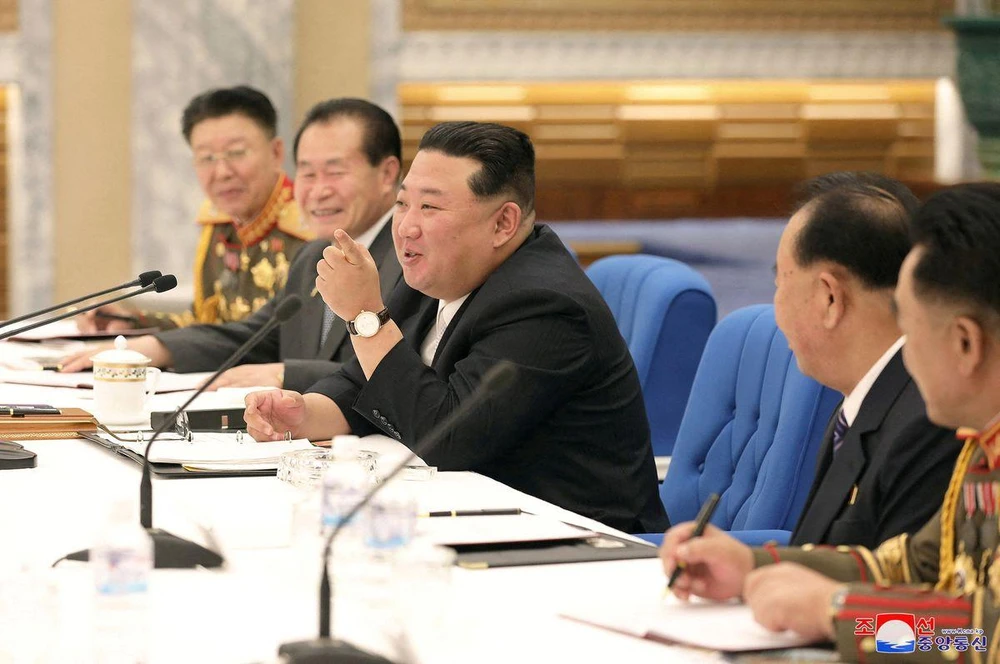 Ông Kim Jong-un chủ trì hội nghị quân sự. Ảnh: KCNA