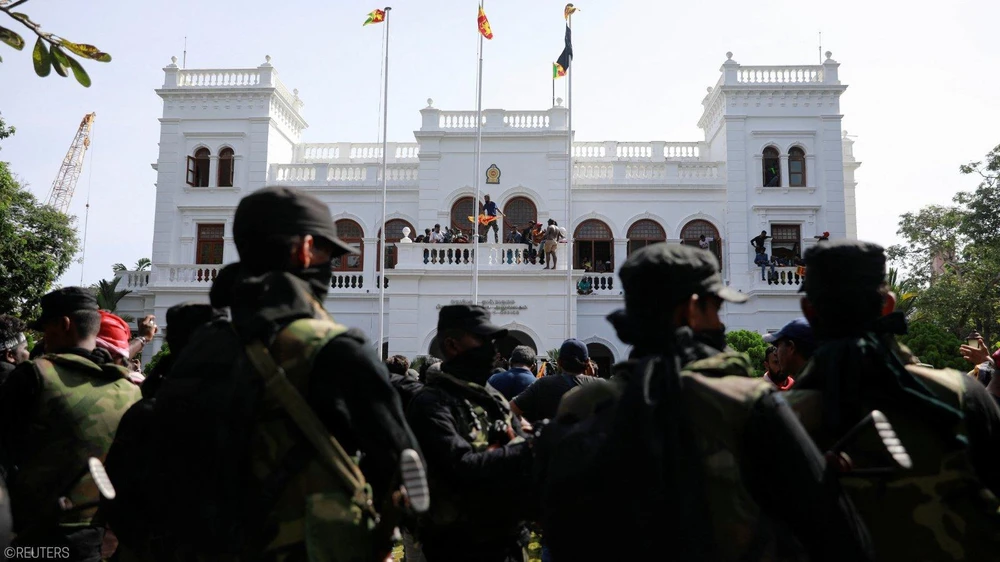 Người biểu tình Sri Lanka xông vào văn phòng thủ tướng và giương cao quốc kỳ. Ảnh: TWITTER Người biểu tình Sri Lanka xông vào văn phòng thủ tướng và giương cao quốc kỳ. Ảnh: TWITTER