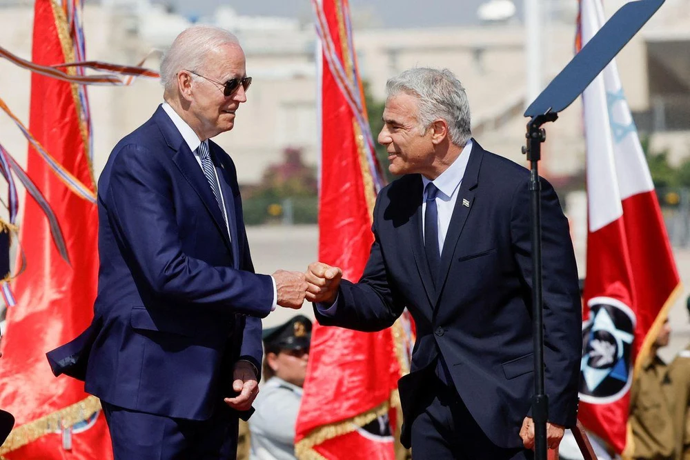 Tổng thống Mỹ Joe Biden (trái) và Thủ tướng tạm quyền Israel, ông Yair Lapid. Ảnh: Ammar Awad/REUTERS