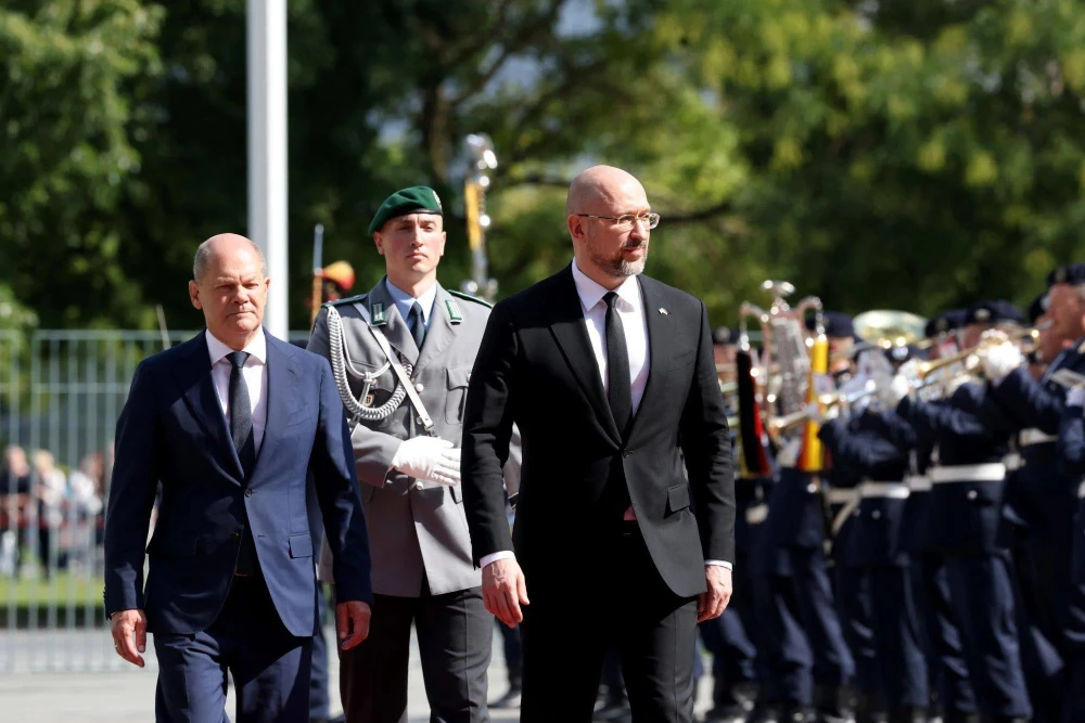 Thủ tướng Đức Olaf Scholz (trái) và Thủ tướng Ukraine Denys Shmygal. Ảnh: BLOOMBERG