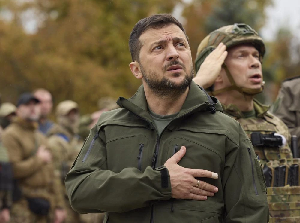 Tổng thống Volodymyr Zelensky trong chuyến thăm tới thành phố Izium. Ảnh: Văn phòng Tổng thống Ukraine/AP