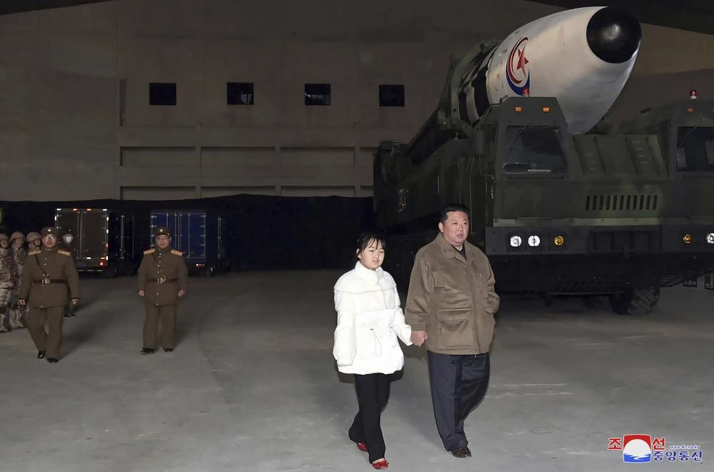 Ông Kim Jong-un cùng cô con gái. Ảnh: KCNA