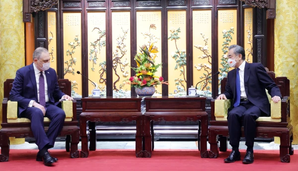 Tân Đại sứ Nga Igor Morgulov thảo luận cùng với Ngoại trưởng Trung Quốc Vương Nghị. Ảnh: BỘ NGOẠI GIAO TRUNG QUỐC