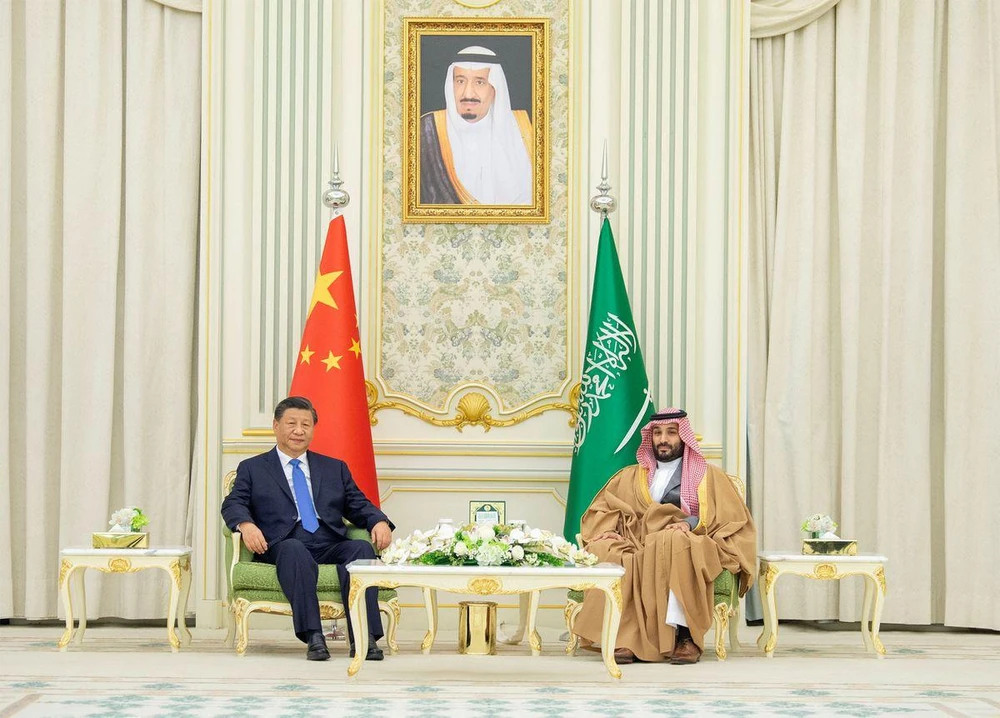 Chủ tịch Trung Quốc Tập Cận Bình (trái) và Thái tử Mohammed Bin Salman của Saudi Arabia gặp tại thủ đô Riyadh (Saudi Arabia) ngày 8-12. Ảnh: REUTERS