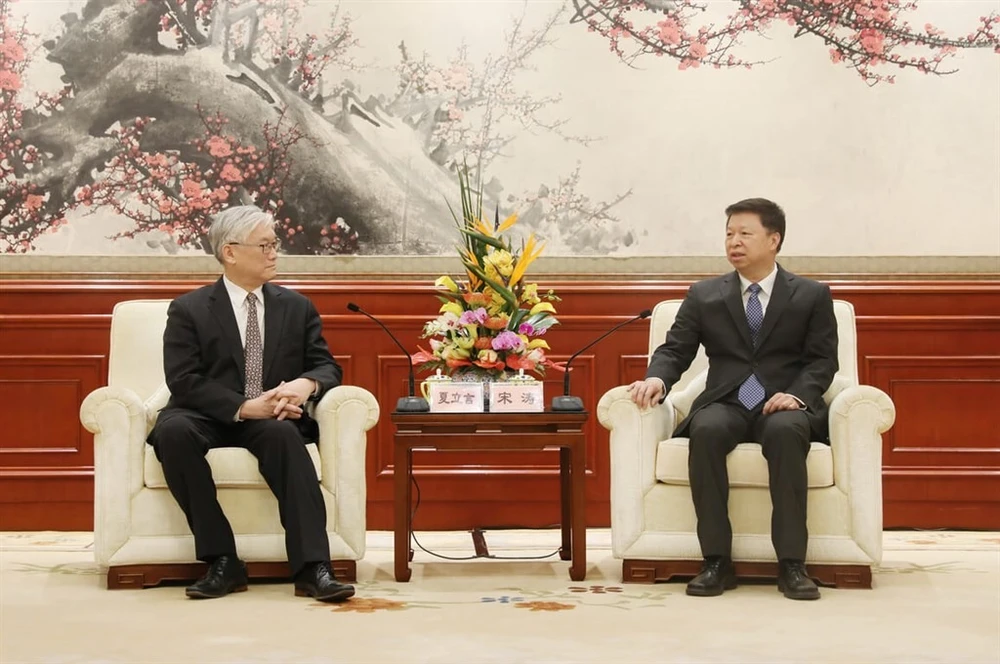 Ông Hạ Lập Ngôn (trái) trong cuộc gặp với ông Tống Đào. Ảnh: KMT