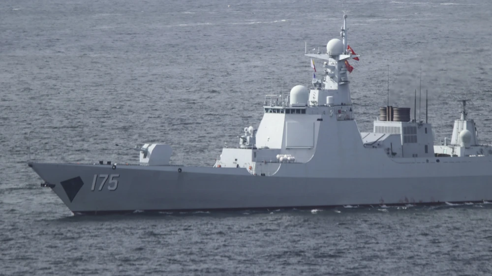 Một tàu khu trục mang tên lửa dẫn đường Type 052D của Trung Quốc. Ảnh: Roy Issa