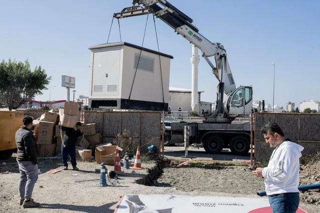 Người dân đang xây dựng nhà container tại Iskenderun, Thổ Nhĩ Kỳ. Ảnh:Emanuele Satolli/THE WALL STREET JOURNAL