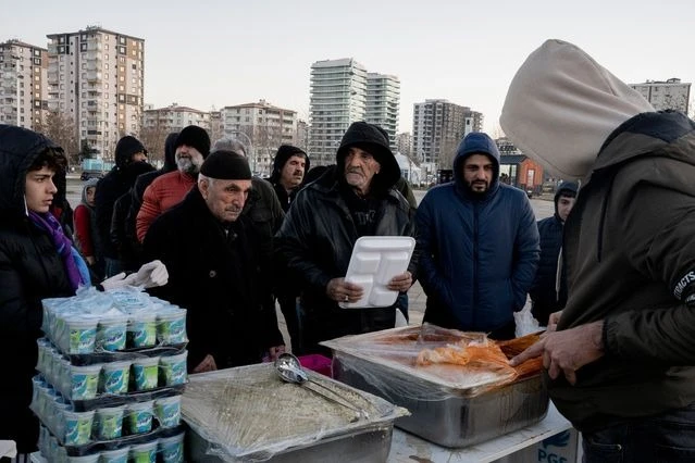 Người dân đang nhận thức ăn tại một lều trại ở thành phố Diyarbakir, Thổ Nhĩ Kỳ. Ảnh: Emanuele Satolli/THE WALL STREET JOURNAL