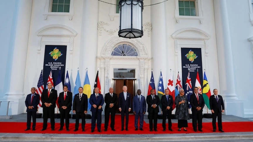 Tổng thống Mỹ Joe Biden (ở giữa) cùng các lãnh đạo đảo quốc Thái Bình Dương. Ảnh: Jonathan Ernst/REUTERS