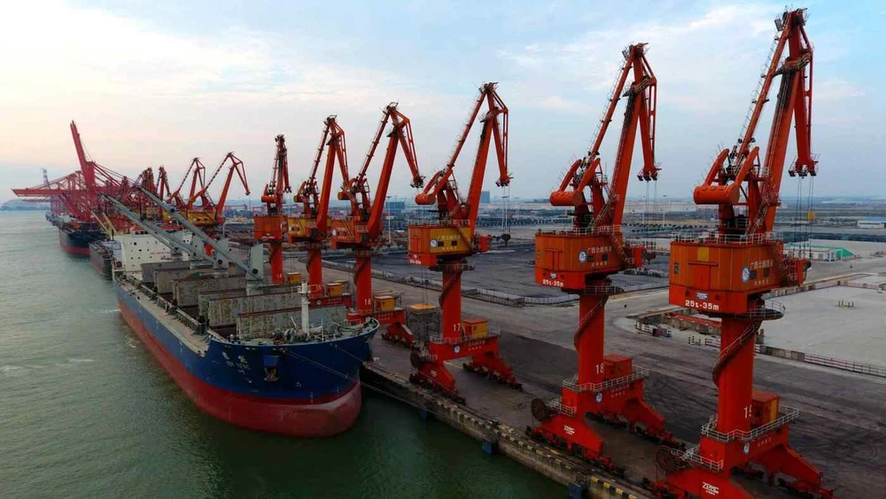 Điểm cuối của kênh đào Bình Lục là cảng Khâm Châu (TQ). Ảnh: ALAMY