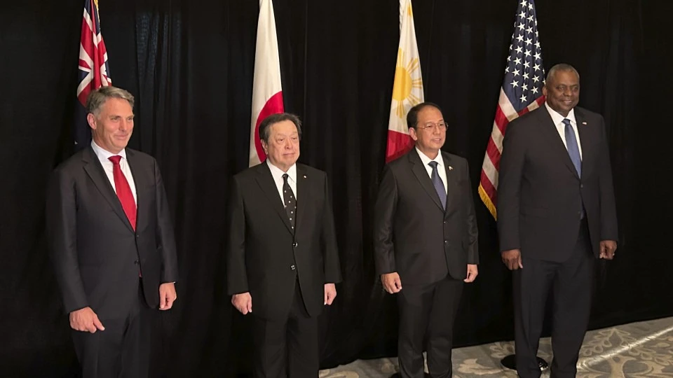 (Từ trái sang phải) Bộ trưởng Quốc phòng Úc Richard Marles, Bộ trưởng Quốc phòng Nhật Yasukazu Hamada, Bộ trưởng Quốc phòng Philippines - ông Carlito Galvez và Bộ trưởng Quốc phòng Mỹ Lloyd Austin. Ảnh: KYODO NEWS