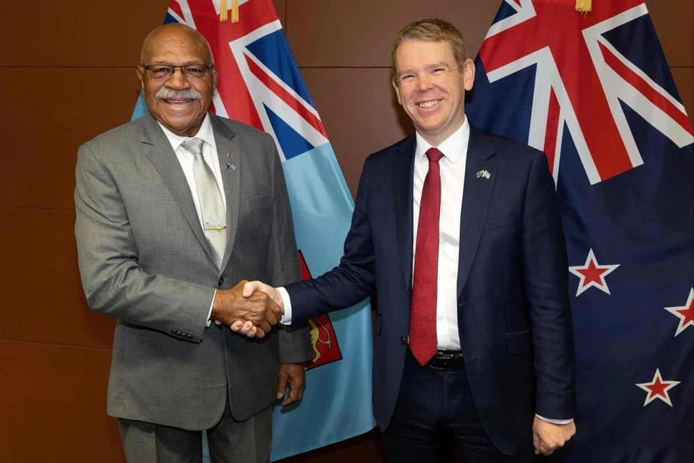 Thủ tướng Fiji Sitiveni Rabuka (trái) bắt tay với người đồng cấp New Zealand Chris Hipkins. Ảnh: AFP