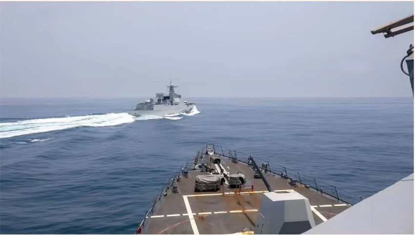 Ảnh từ video hải quân Mỹ công bố và mô tả là “sự tương tác không an toàn” của tàu Trung Quốc với tàu Mỹ ở eo biển Đài Loan. Ảnh: US NAVY/AFP/GETTY IMAGES