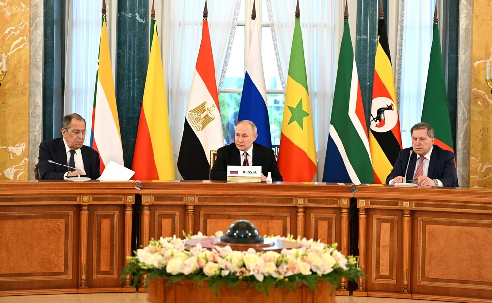 Tổng thống Nga Vladimir Putin (giữa) trong cuộc họp với phái đoàn châu Phi. Ảnh: Eugeniy Biyatov/RIA NOVOSTI