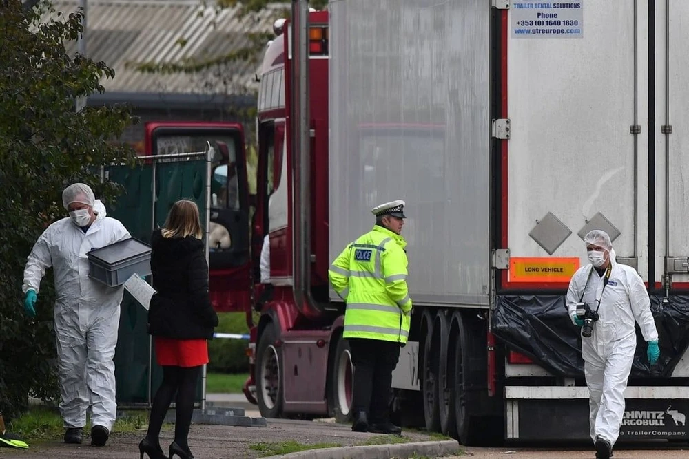 Cảnh sát Anh đang khám nghiệm hiện trường vụ 39 người Việt chết trong container năm 2019. Ảnh: AFP