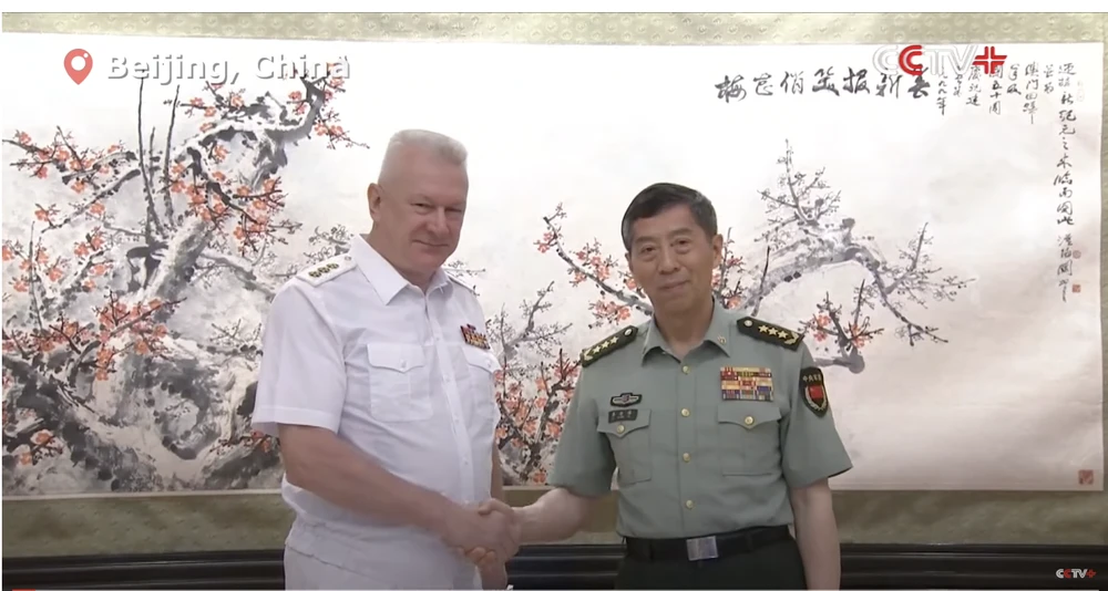 Bộ trưởng Quốc phòng TQ Lý Thượng Phúc (phải) bắt tay Tư lệnh Hải quân Nga - Đô đốc Nikolay trong buổi tiếp ngày 3-7 tại Bắc Kinh. Ảnh: CHỤP MÀN HÌNH/CCTV