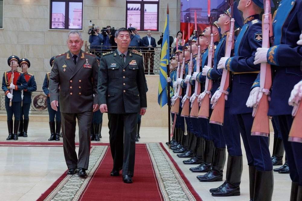 Bộ trưởng Quốc phòng TQ Lý Thượng Phúc (phải) và người đồng cấp Nga Sergey Shoigu tại Moscow hồi tháng 4-2023. Ảnh: REUTERS