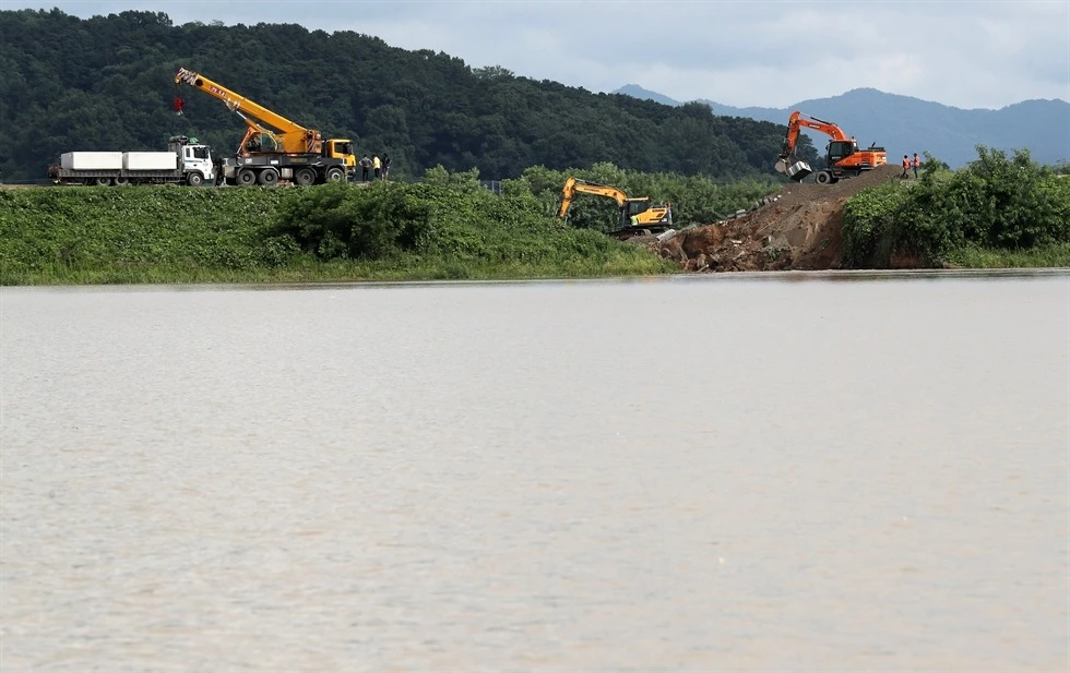 Mưa lớn đã khiến một phần con đê ven sông ở tỉnh Nam Chungcheong bị phá huỷ hôm 16-7. Ảnh: YONHAP Mưa lớn đã khiến một phần con đê ven sông ở tỉnh Nam Chungcheong bị phá huỷ hôm 16-7. Ảnh: YONHAP
