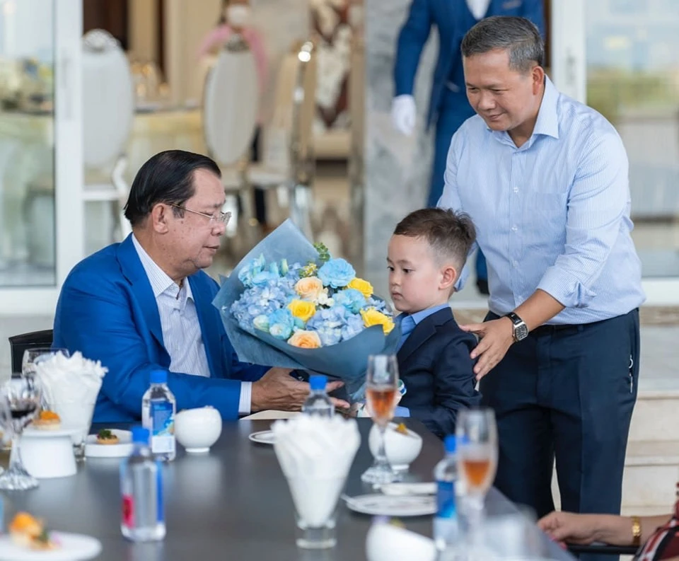 Ông Hun Sen nhận hoa từ cháu nội và con trai Hun Manet nhân ngày sinh nhật thứ 71. Ảnh: FACEBOOK