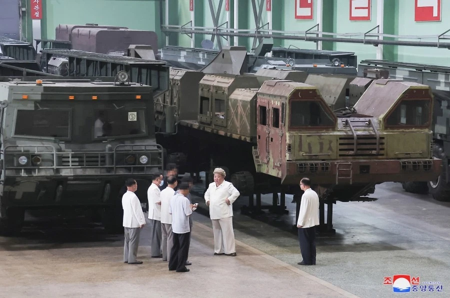 Lãnh đạo Triều Tiên Kim Jong-un trong chuyến thị sát nhà máy sản xuất vũ khí từ ngày 3 đến 5-8. Ảnh: KCNA