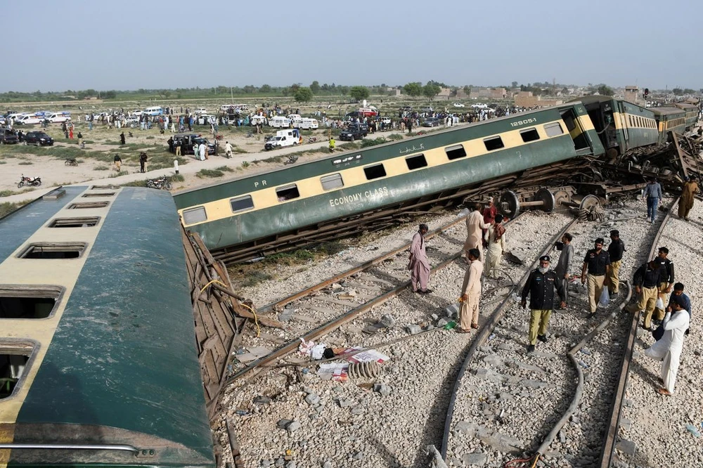 Hiện trường vụ tàu lửa Hazara Express bị trật bánh ở Pakistan hôm 6-8. Ảnh: Yasir Rajput/REUTERS