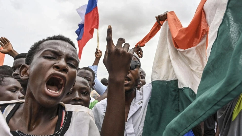 Những người ủng hộ chính quyền quân sự Niger biểu tình gần một căn cứ quân sự Pháp ở ngoại ô thủ đô Niamey, hôm 11-8. Ảnh: AFP