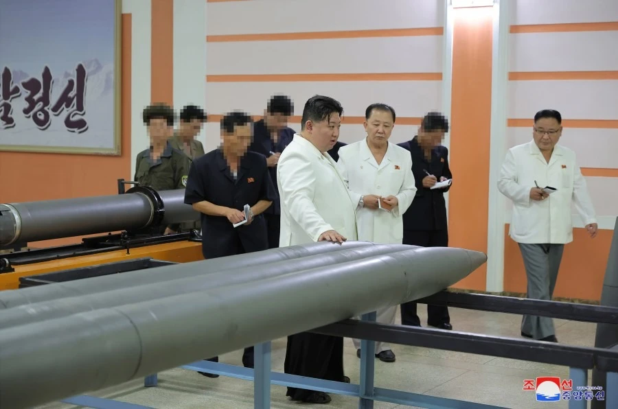 Lãnh đạo Triều Tiên Kim Jong-un (giữa) cùng các quan chức trong chuyến thị sát loạt nhà máy sản xuất vũ khí từ ngày 11 đến 12-8. Ảnh: KCNA