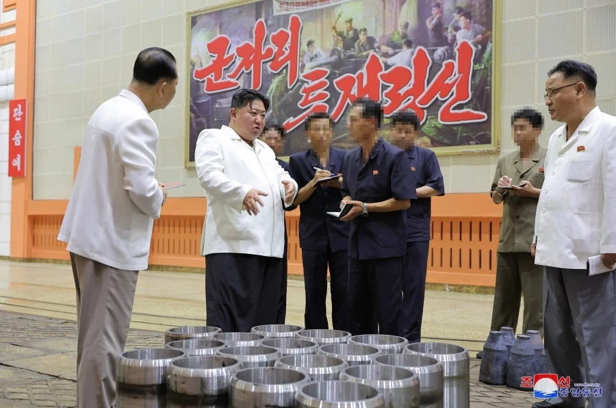 Lãnh đạo Triều Tiên Kim Jong-un (thứ hai từ trái sang) trò chuyện cùng các quan chức khi thị sát loạt nhà máy sản xuất vũ khí từ ngày 11 đến 12-8. Ảnh: KCNA