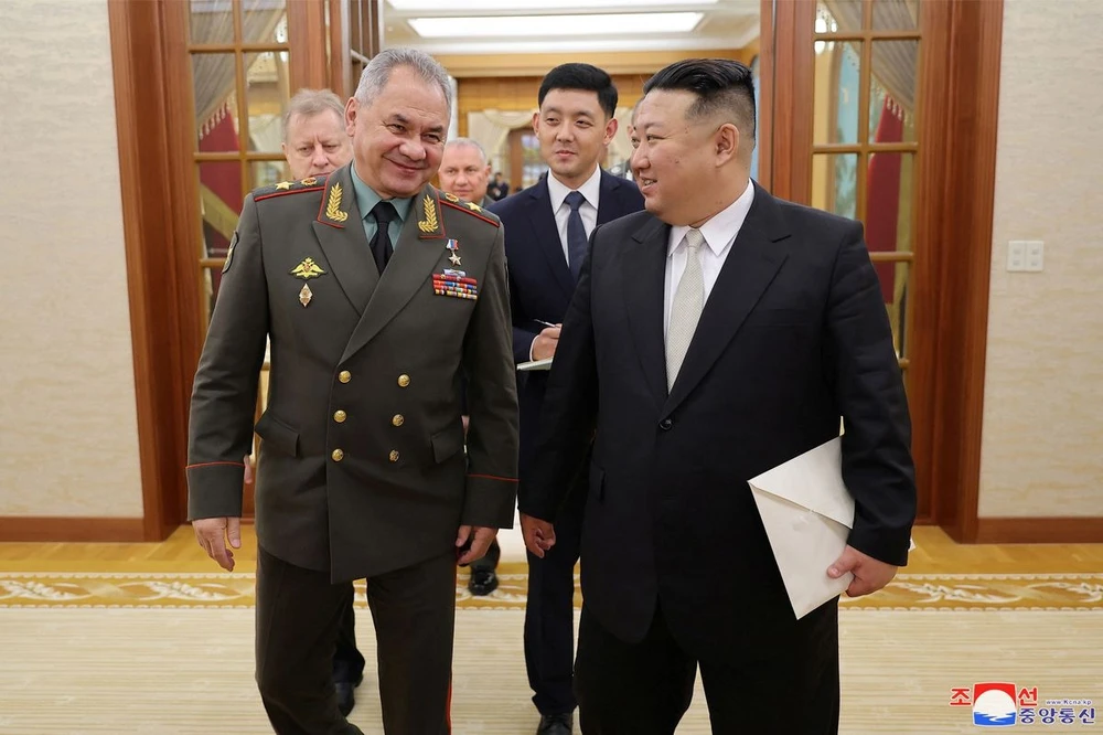 Lãnh đạo Triều Tiên Kim Jong-un (phải) gặp Bộ trưởng Quốc phòng Nga Sergei Shoigu tại thủ đô Bình Nhưỡng ngày 26-7. Ảnh: KCNA