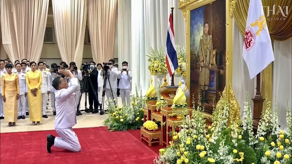 Tân Thủ tướng Thái Lan Srettha Thavisin thực hiện nghi thức trước ảnh Quốc vương Thái Lan hôm 23-8. Ảnh: THAI ENQUIRER/TWITTER