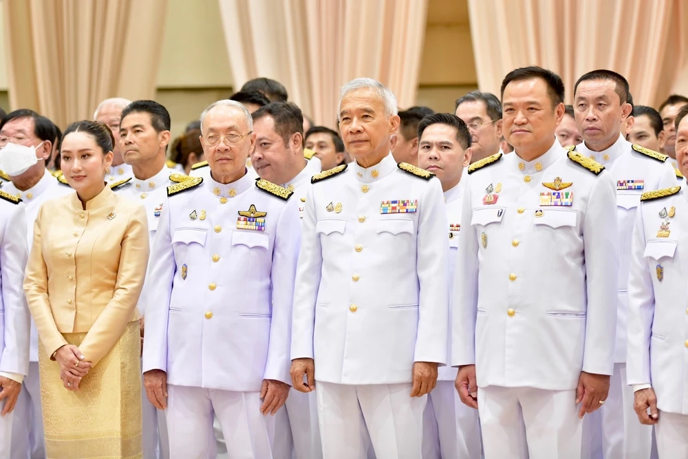 Bà Paetongtarn Shinawatra (ngoài cùng bên trái) và một số lãnh đạo các đảng trong liên minh do đảng Vì nước Thái lãnh đạo tham dự Lễ tiếp nhận Lệnh phê chuẩn Hoàng gia của ông Srettha hôm 23-8. Ảnh: TWITTER