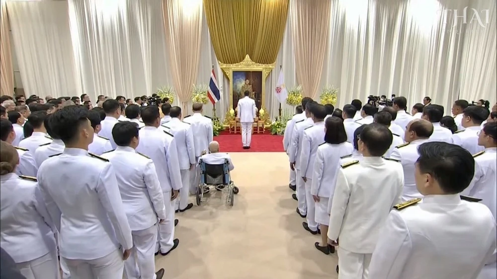 Tân Thủ tướng Thái Lan Srettha Thavisin cùng các khách mời thực hiện nghi thức trước ảnh Quốc vương Thái Lan hôm 23-8. Ảnh: THAI ENQUIRER/TWITTER