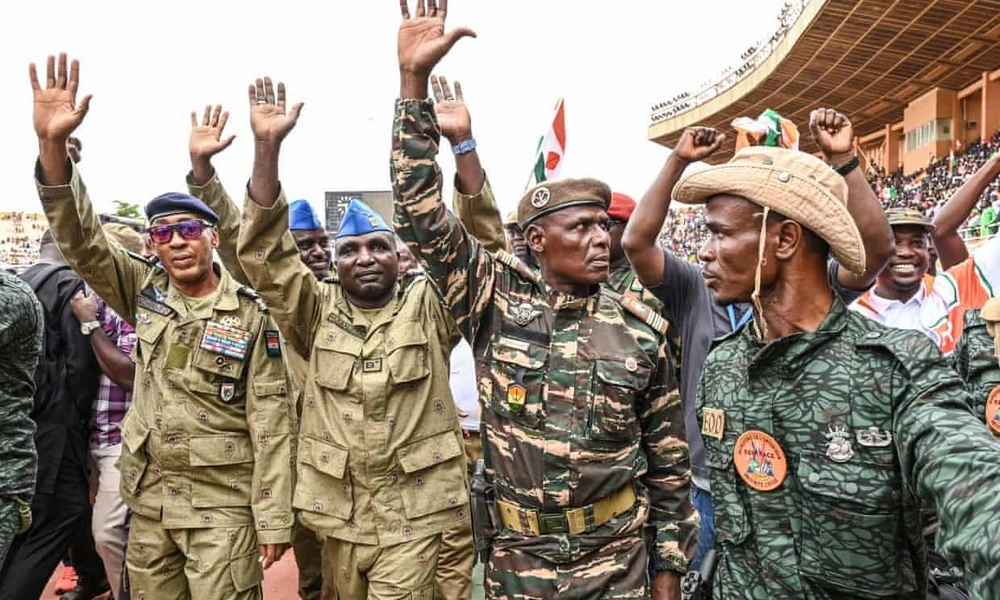 Các lãnh đạo chính quyền quân sự Niger tại cuộc biểu tình hôm 26-8 tại thủ đô Niamey. Ảnh: AFP/GETTY IMAGES