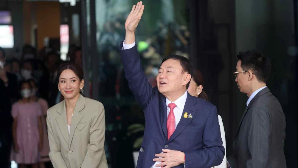 Cựu Thủ tướng Thái Lan Thaksin Shinawatra tại sân bay Don Muang ở thủ đô Bangkok hôm 22-8, khi ông vừa trở về nước. Ảnh: Ken Kobayashi/NIKKEI ASIA
