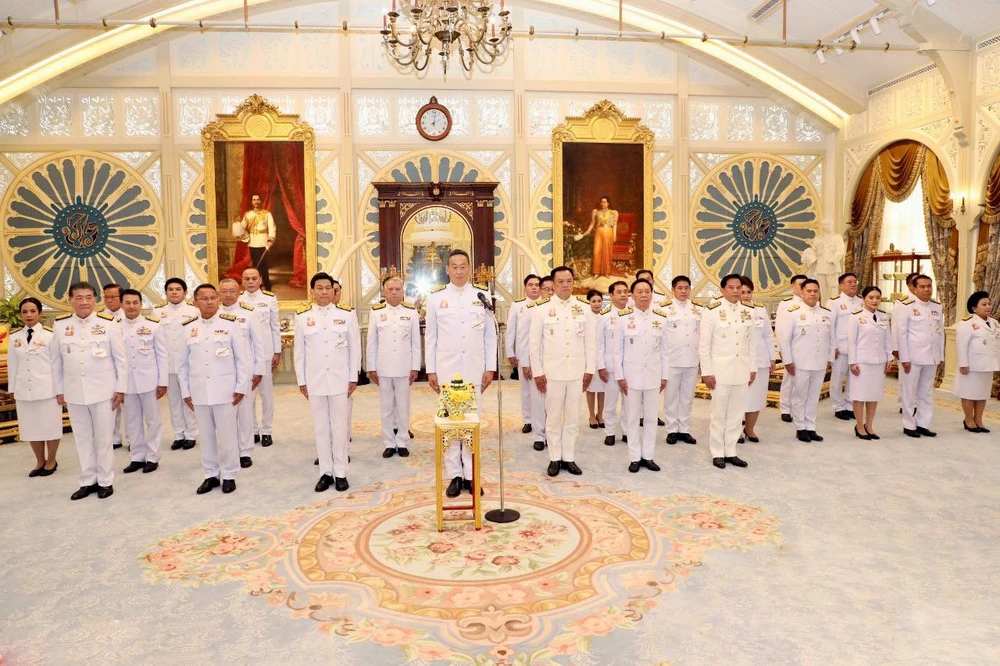 Tân Thủ tướng Thái Lan Srettha Thavisin (ở giữa) cùng 33 bộ trưởng tại buổi lễ tuyên thệ nhậm chức ở cung điện Dusit hôm 5-9. Ảnh: TWITTER