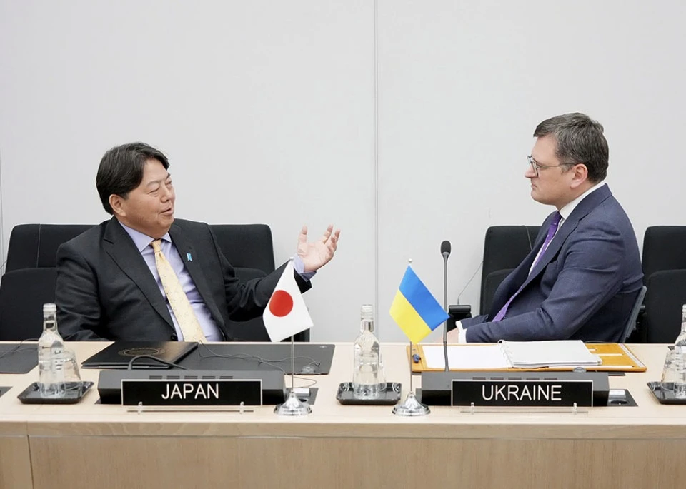 Ngoại trưởng Nhật Yoshimasa Hayashi (trái) và người đồng cấp Ukraine Dmytro Kuleba hồi tháng 4 tại Brussels (Bỉ). Ảnh: BỘ NGOẠI GIAO NHẬT