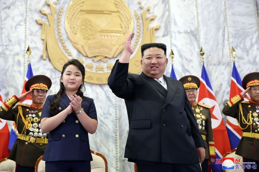 Lãnh đạo Triều Tiên Kim Jong-un và con gái tại lễ duyệt binh bán quân sự hôm 8-9 nhân kỷ niệm 75 năm quốc khánh. Ảnh: KCNA Lãnh đạo Triều Tiên Kim Jong-un và con gái tại lễ duyệt binh bán quân sự hôm 8-9 nhân kỷ niệm 75 năm quốc khánh. Ảnh: KCNA