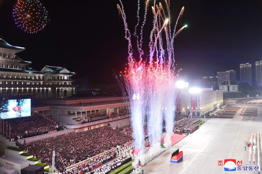 Pháo hoa bắn rực sáng tại lễ duyệt binh bán quân sự hôm 8-9 nhân kỷ niệm 75 năm quốc khánh. Ảnh: KCNA Pháo hoa bắn rực sáng tại lễ duyệt binh bán quân sự hôm 8-9 nhân kỷ niệm 75 năm quốc khánh. Ảnh: KCNA