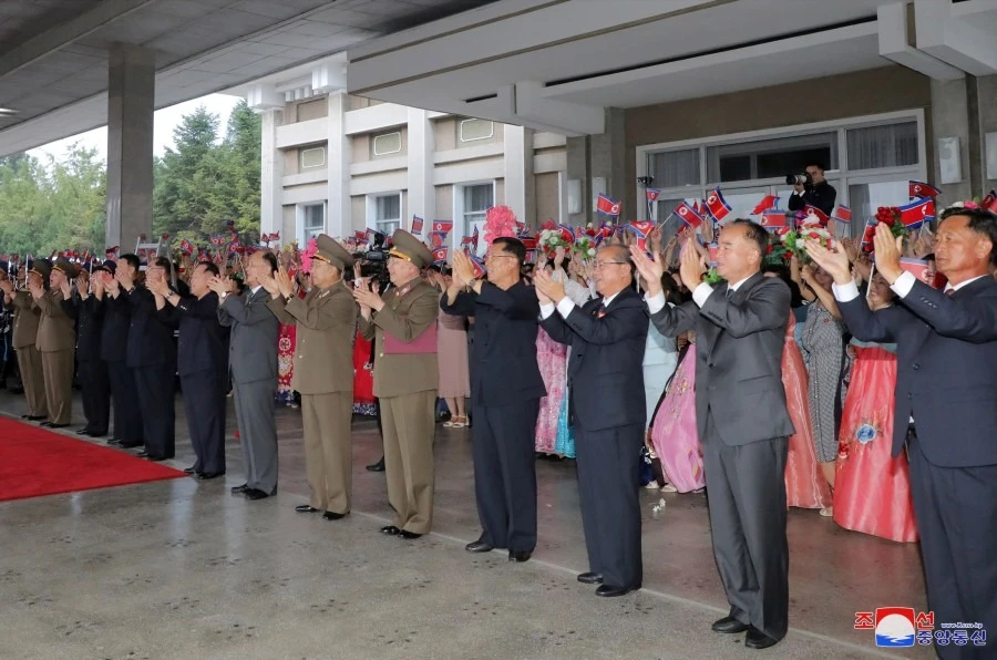Quan chức và người dân Triều Tiên ra nhà ga để tiễn lãnh đạo Kim Jong-un lên đường sang thăm Nga. Ảnh: KCNA
