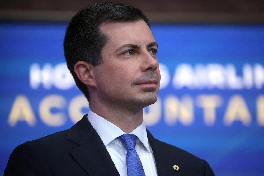 Bộ trưởng Bộ Giao thông vận tải Mỹ Pete Buttigieg. Ảnh- REUTERS.jpg