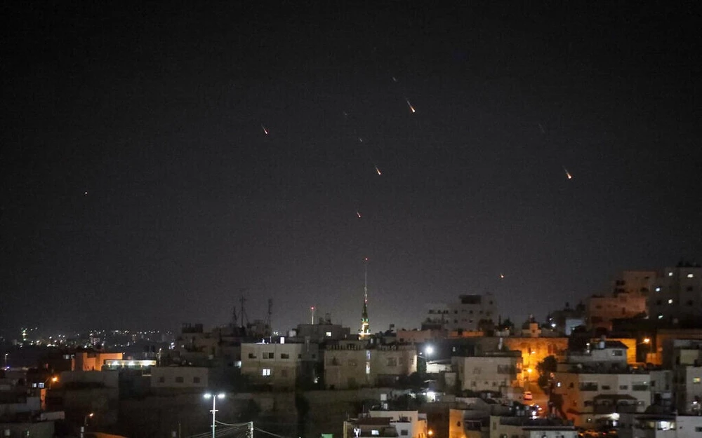 Iran tấn công Israel.