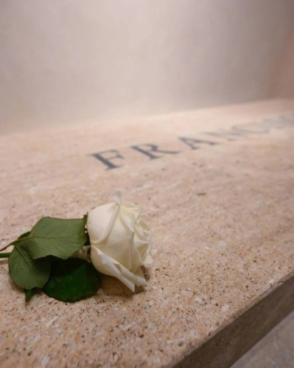 Vatican công bố hình ảnh ngôi mộ đơn giản của Giáo hoàng Francis