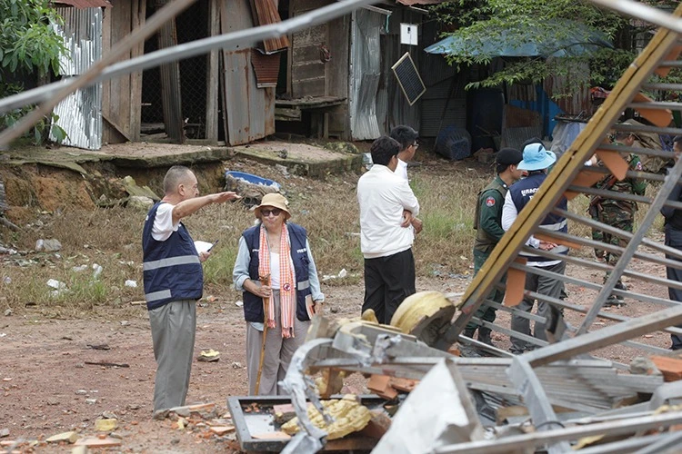 Các đại diện nước ngoài thị sát khu vực biên giới Campuchia-Thái Lan ngày 30-7. Ảnh: KHMER TIMES
