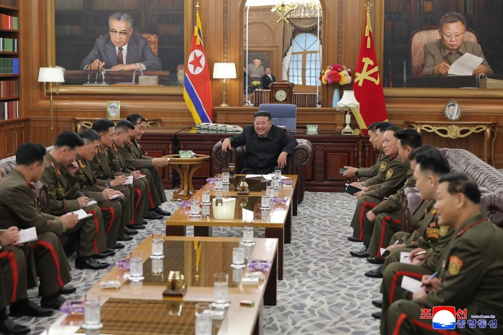 Lãnh đạo Triều Tiên Kim Jong-un gặp mặt các chỉ huy quân sự hôm 20-8. Ảnh: KCNA
