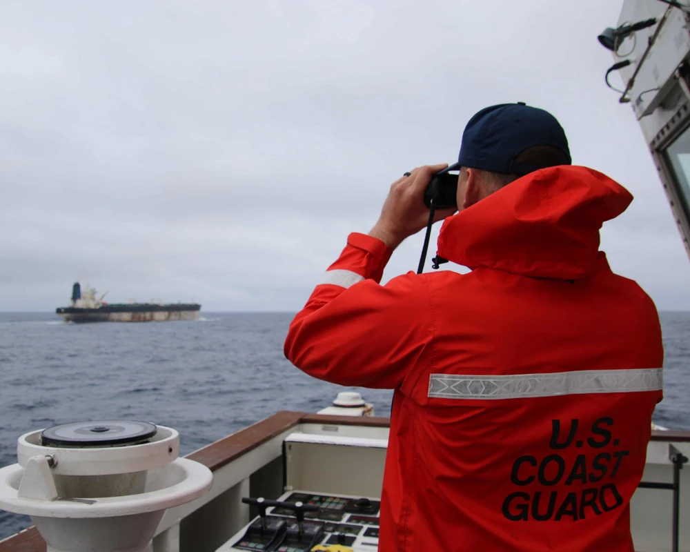 tàu chở dầu treo cờ Nga.jpg