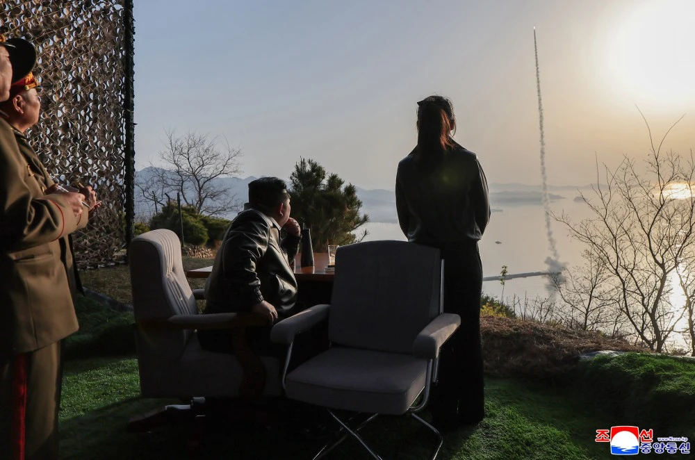 Triều Tiên phóng tên lửa Kim Jong-un.jpg