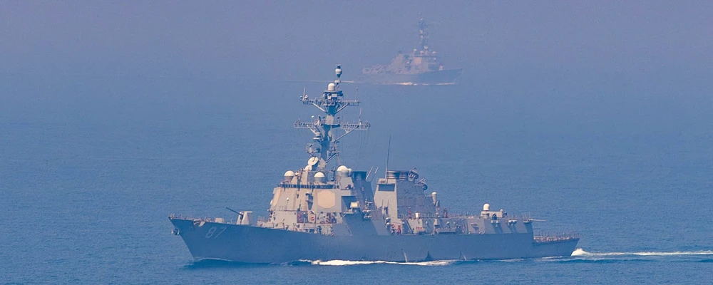 tàu chiến mỹ Iran.jpg