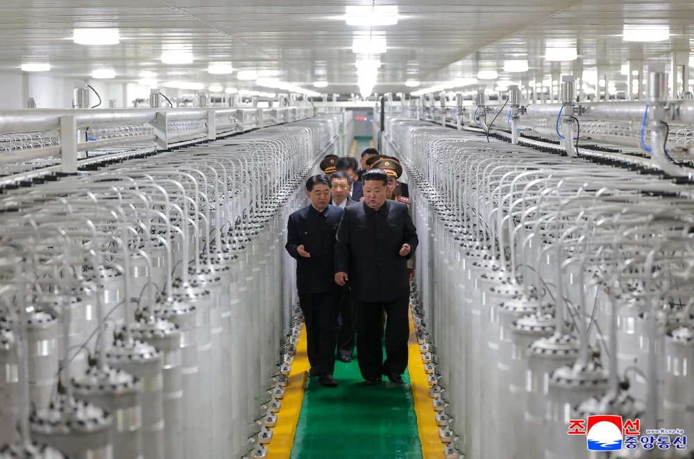Ông Kim Jong-un thị sát cơ sở hạt nhân mới của Triều Tiên.jpg