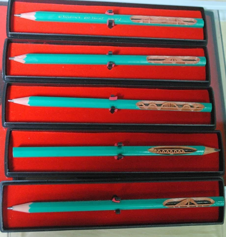 Những cây cầu được khắc rất đẹp trên bút chì