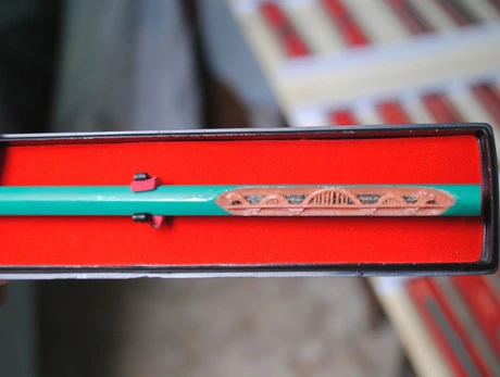 Những cây cầu được khắc rất đẹp trên bút chì